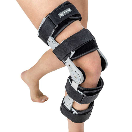 Telescopic post-operative knee brace with adjustable straps and articulated bars.